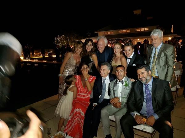 La familia Macri en el casamiento de Tevez (Crédito: Twitter: La Mitad Más 1)