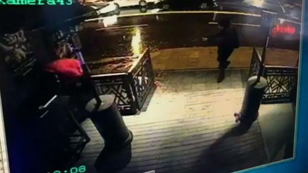 Imagen de la emisora CCTV muestra al atacante armado con un rifle mientras se abre paso en la entrada de la discoteca Reina, de Estambul, este domingo (CCTV/Haberturk via AP)