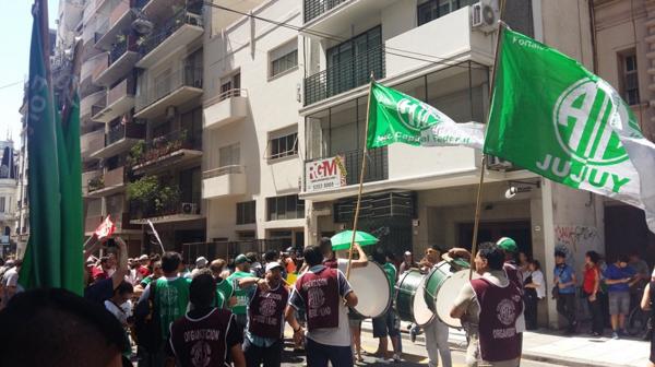 Los sindicalistas volvieron a protestar en la puerta de uno de los anexos al Ministerio de Educación (‏@RevistaPPV)
