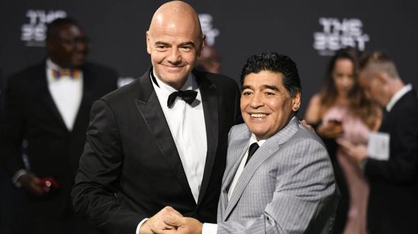 El presidente de la FIFA, el suizo Gianni Infantino, junto a Diego Armando Maradona en la entrega de premios The Best (EFE)