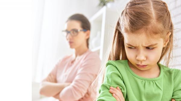 Los padres no deberían dejar que los niños sean partícipes de su cansancio o estrés (iStock)