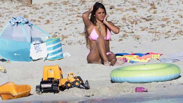 Antonella Roccuzzo sigue de vacaciones junto a Lionel Messi en las playas de Ibiza