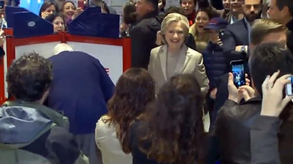 Resultado de imagen para Hillary Clinton llega a votar en Nueva York