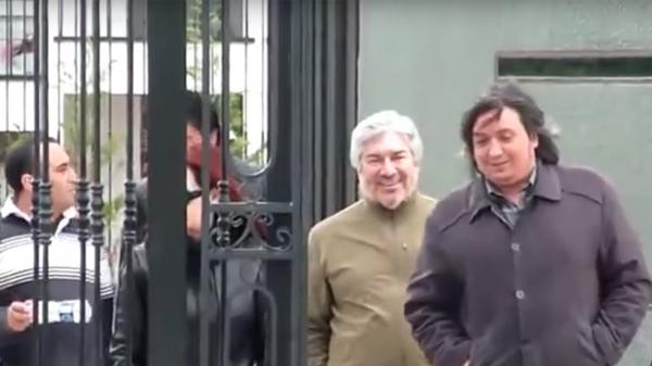 Lázaro Báez, el empresario que está preso por lavado de dinero y al que le encontraron propiedades por 700 millones de pesos, saliendo junto a Cristina y Máximo Kirchner del Mausoleo de Néstor Kirchner, en Río Gallegos.
