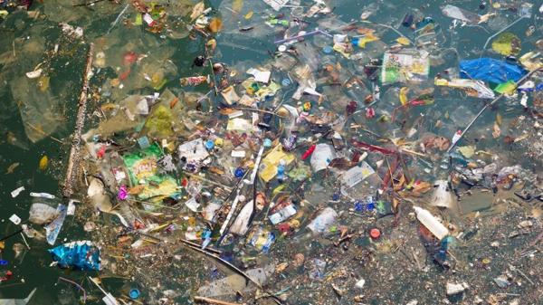 Botellas, bolsas, envoltorios, todo tipo de basura conforma esta isla tóxica (Shutterstock)