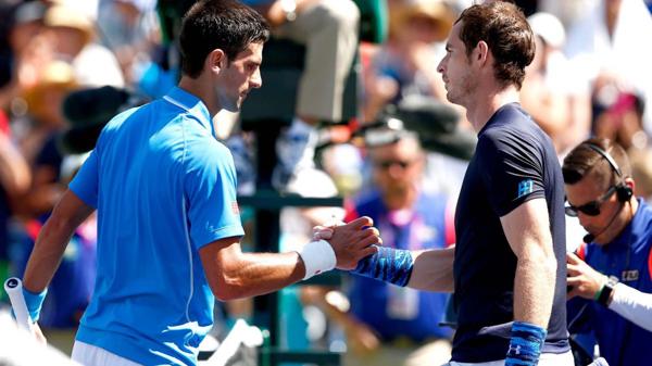 Novak Djokovic y Andy Murray se saludan
