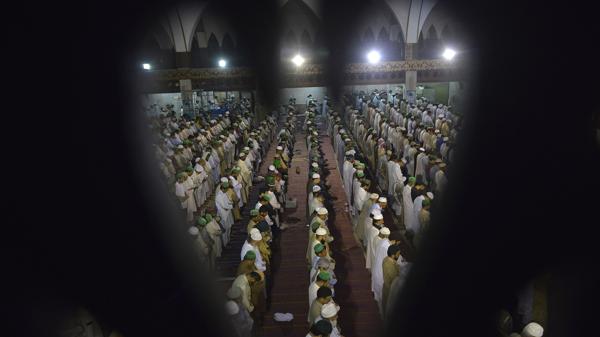 En Ramadán se vive de noche, porque es en las horas nocturnas cuando los creyentes comen, se reúnen, van a la mezquita, vuelven a comer, ven la televisión y hasta celebran conferencias y reuniones de trabajo. Durante el día, los musulmanes se dedican a rezar y leer versos del Corán (AFP)