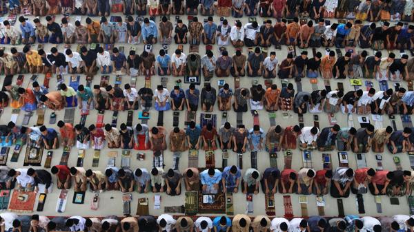Las horas de abstinencia entre el alba y el ocaso -en las que no se puede comer, beber ni fumar- obligan a adaptar durante todo un mes horarios de trabajo, cambio de fechas de exámenes, modificación de citas profesionales y, sobre todo, la alteración por completo del ritmo cotidiano de cada persona, ya que concentran a la noche todas las actividades (AFP)
