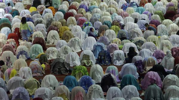 Musulmanes de todo el mundo celebran el mes del Ramadán, durante el cual no pueden comer, beber, fumar ni mantener relaciones sexuales desde el alba hasta la puesta del sol (Reuters)