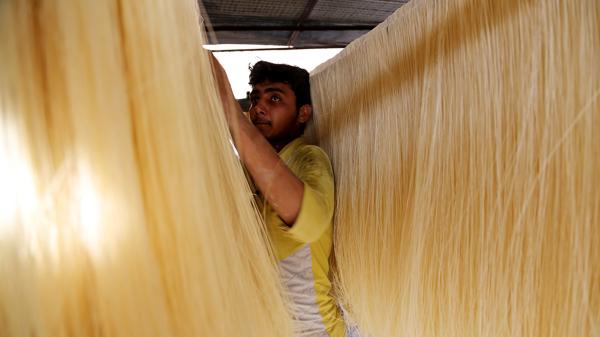 Un vendedor Pakistán organiza los fideos tradicionales con los que los musulmanes celebran Ramadán al caer el sol (AP)