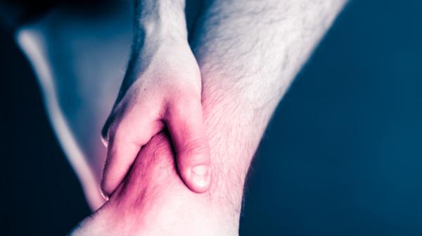 Los esguinces son muy frecuentes por la falta de contención en la zona del talón (Shutterstock)