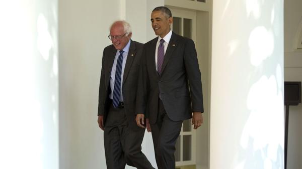 Barack Obama junto a Bernie Sanders, el jueves en la Casa Blanca (AP)