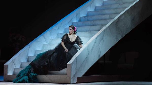 Vestido negro de gasa con un detalle único en tonos turquesa emulando un pavo real (Valentino)