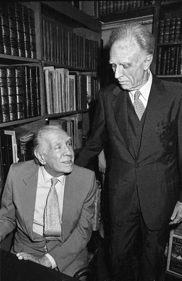 Borges, con su amigo Adolfo Bioy Casares, en su despedida de Buenos Aires. Poco después de este encuentro falleció en Ginebra, Suiza