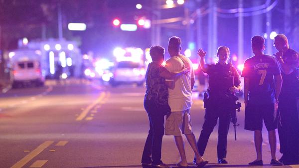 El 12 de junio, Omar Mateen ingresó a la disco Pulse en Orlando. Asesinó a 49 personas. Era seguidor de ISIS en las redes sociales