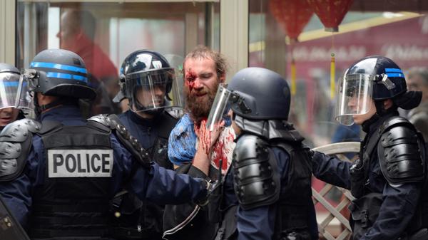 Otras 15 personas fueron detenidas en el marco de violentos enfrentamientos con policías antimotines (AFP)