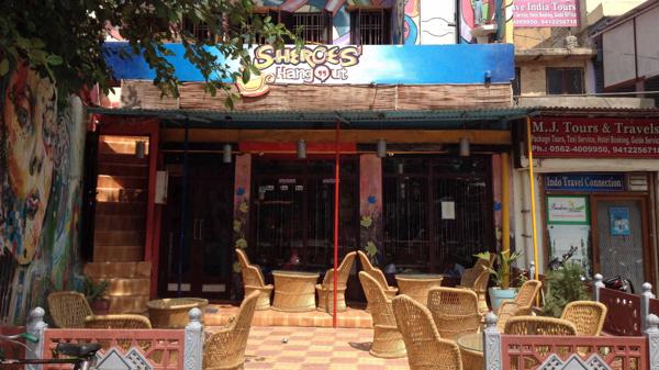 El bar es un refugio cultural que queda en la ciudad de Agra, en India