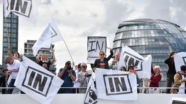 Manifestantes a favor de la permanencia en la Unión Europea (AFP)