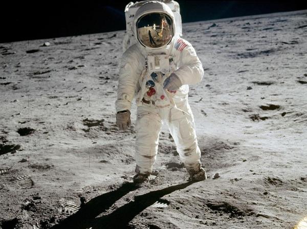 Las luces y sombras, los grandes “cuestionamientos” del hombre en la luna