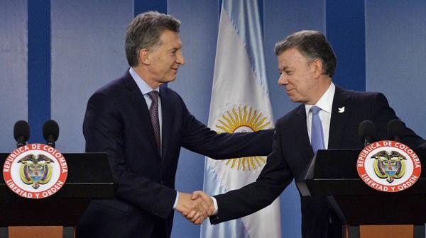 Mauricio Macri junto a Juan Manuel Santos (AFP)