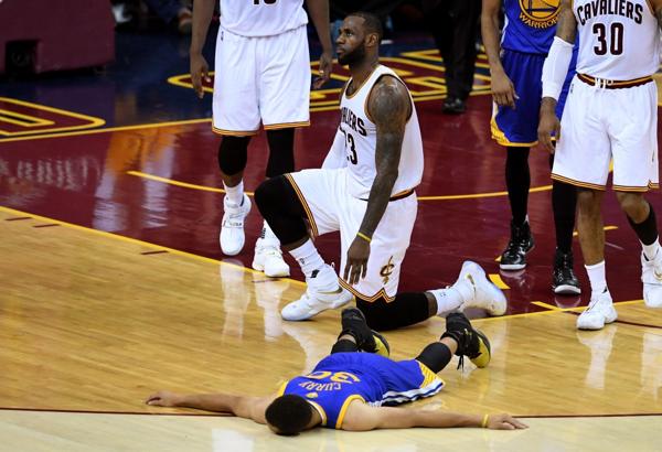 Una de las postales de la final, LeBron ante Curry en el sexto partido (AFP)