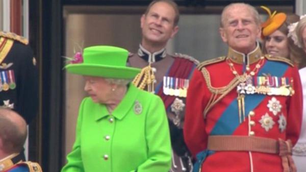 William está mirando para otro lado, la paciencia de la reina se agota