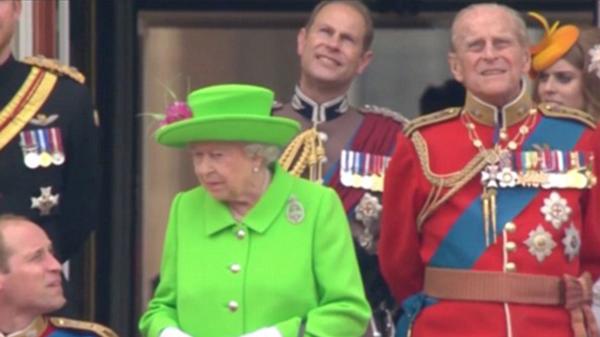 La reina Isabel le pide a William que se ponga de pie