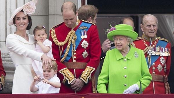 William se pone de pie, la reina está más tranquila