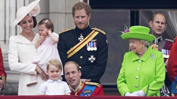 William le muestra a George cómo los aviones de la RAF surcan el cielo de Londres, la reina aguarda