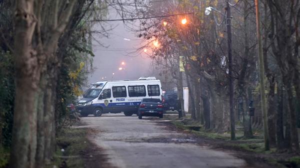 Así la policía llevaba adelante el operativo esta mañana en la vivienda de José López. (Adrián Escandar)