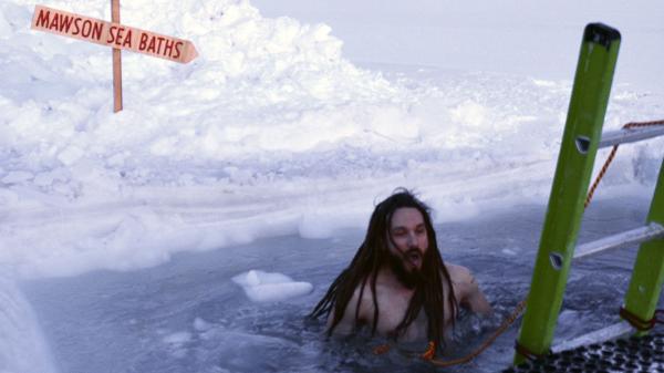 Un expedicionario con rastas se animó a entrar al agua en la estación australiana Mawson. (EFE)