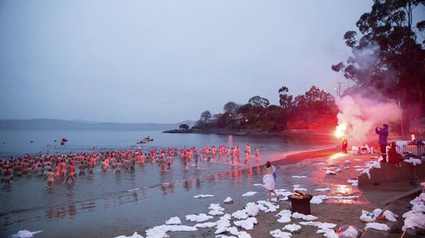 Los bañistas de la Antártida dejaron sus toallones en la orilla antes de entrar al agua helada. (EFE)