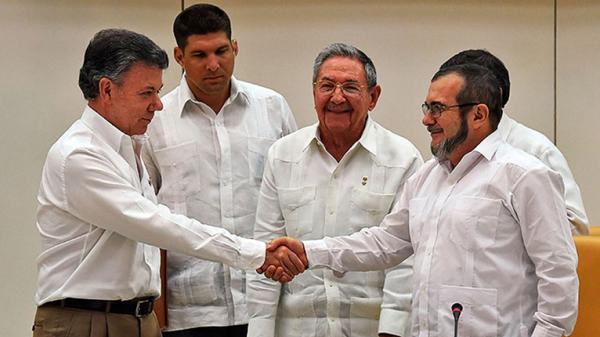 Juan Manuel Santos, Timochenko y Raúl Castro