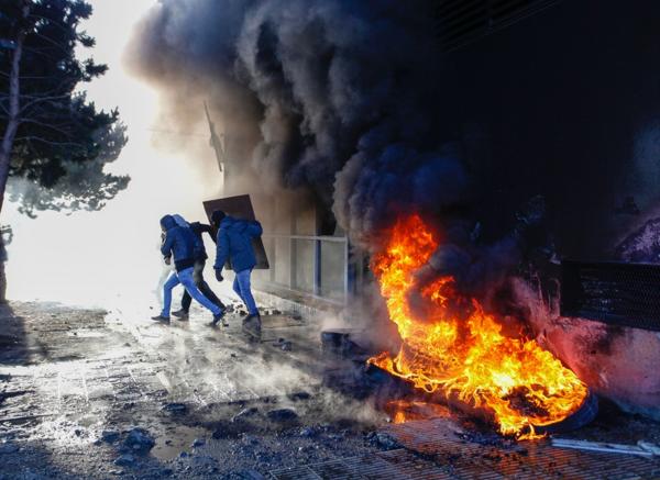 Las sesiones en la Legislatura de Santa Cruz terminaron con incidentes y protestas violentas. (Télam)