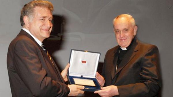 El rabino Abraham Skorka es el primer judío en recibir el doctorado honoris causa de la Universidad Católica Argentina (2012)