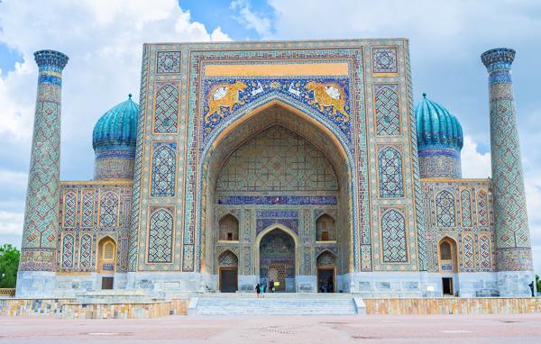 La madraza de Sherdar, con sus característicos leones en la entrada (Shutterstock)