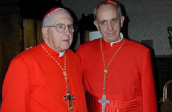 El cardenal Jorge Mejía (fallecido en 2014) junto a Jorge Bergoglio