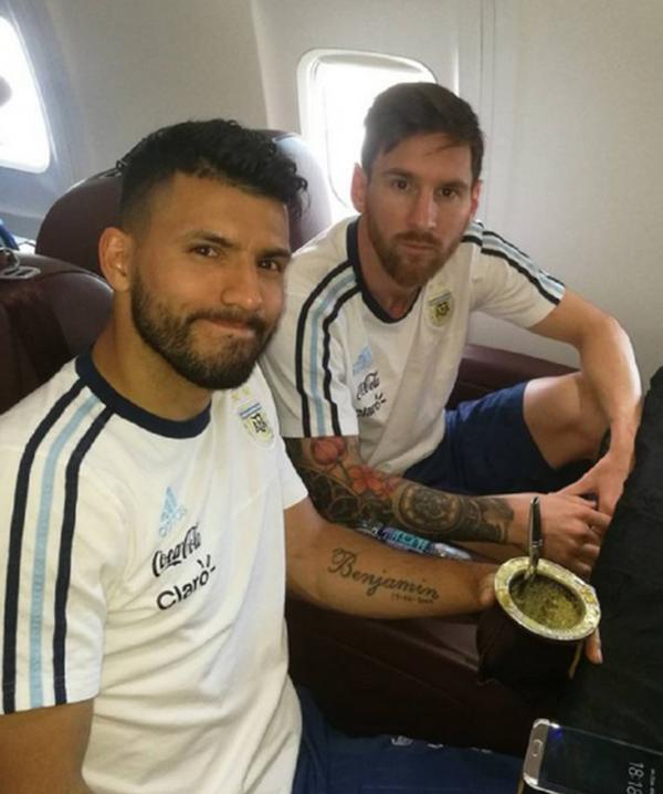 Agüero y Messi, en una viaje con la selección argentina