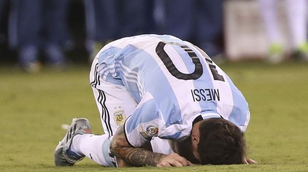 El desconsuelo de Lionel Messi tras fallar su penal en la definición de la Copa América Centenario ante Chile (EFE)
