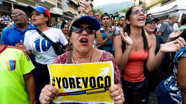 El voto a favor del referéndum revocatorio contra Nicolás Maduro lidera todas las encuestas. (AFP)