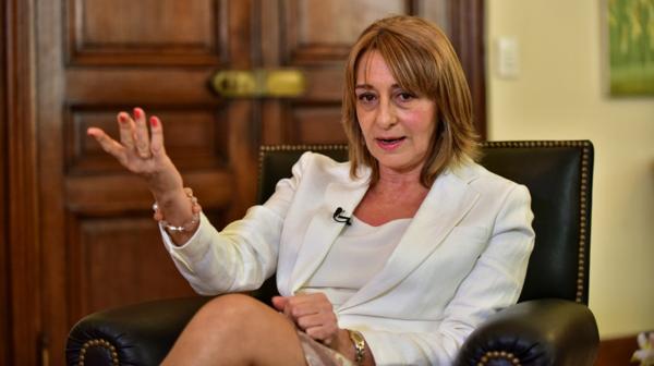 Alejandra Gils Carbó resiste en su cargo, pese a que se multiplican las críticas y ahora se abrió un frente judicial complicado.