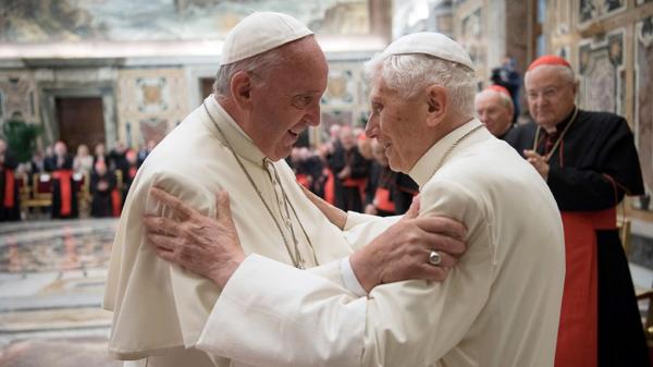 El papa Francisco junto a Benedicto XVI