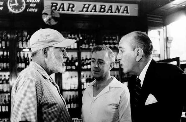 hemingway, con los actores Alec Guiness y Noel Coward, durante el rodaje de la película “Nuestro hombre en La Habana” (1959) (AP)