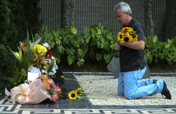 “Popeye”, en la tumba de Pablo Escobar (AFP)