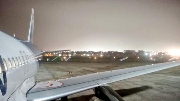 Por la niebla, ningún vuelo opera en el Aeroparque (@dboldini)