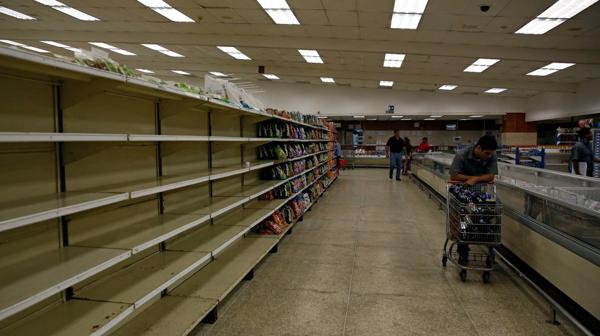 Los venezolanos deben recorrer hasta cinco mercados para conseguir algunos de los productos básicos (Reuters)