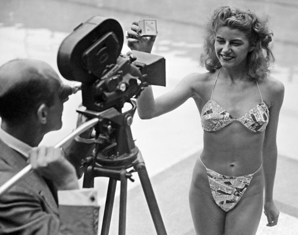 La nudista de 19 años, Micheline Bernardini fue la única que se atrevió a usarlo