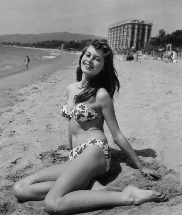 Brigitte Bardot en 1953 luciendo una bikini en Cannes