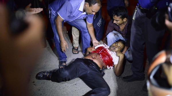 Al menos dos policías que habían resultado heridos en los enfrentamientos fallecieron (AP)