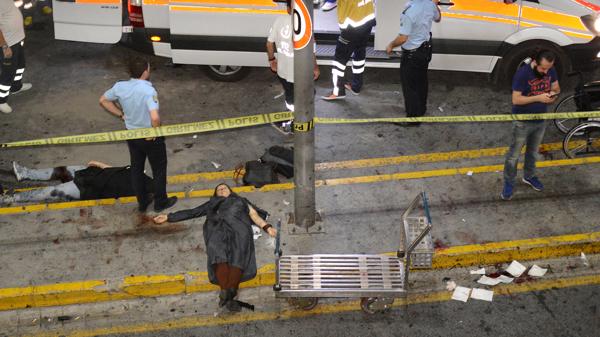 El triple ataque suicida en el Aeropuerto Atatürk, de Estambul, fue perpetrado por fanáticos del Estado Islámico. Sin embargo, no hay pruebas de que hayan sido guiados desde su comando en Siria (Reuters)